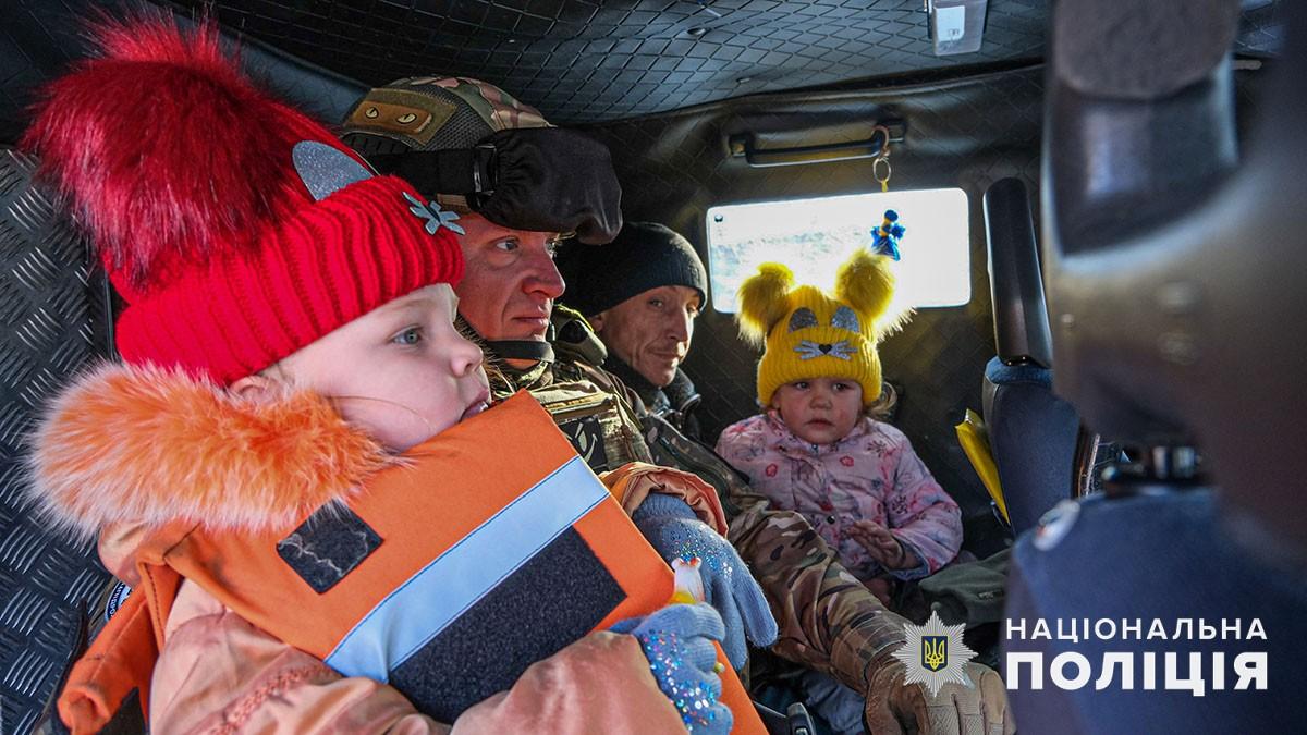 «Білі янголи» евакуювали з Торецька родину з трьома дітьми