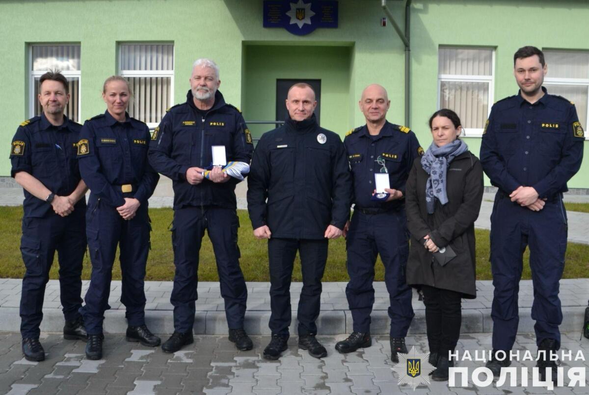 Швецькі поліцейські передали допомогу українським колегам-кінологам