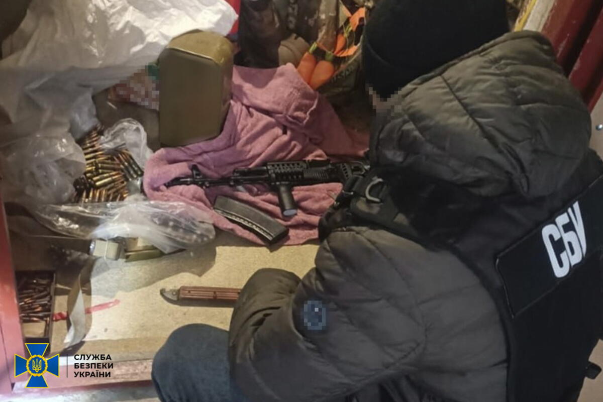 Продавали криміналітету «трофейну» зброю та вибухівку: СБУ викрила «чорних зброярів»