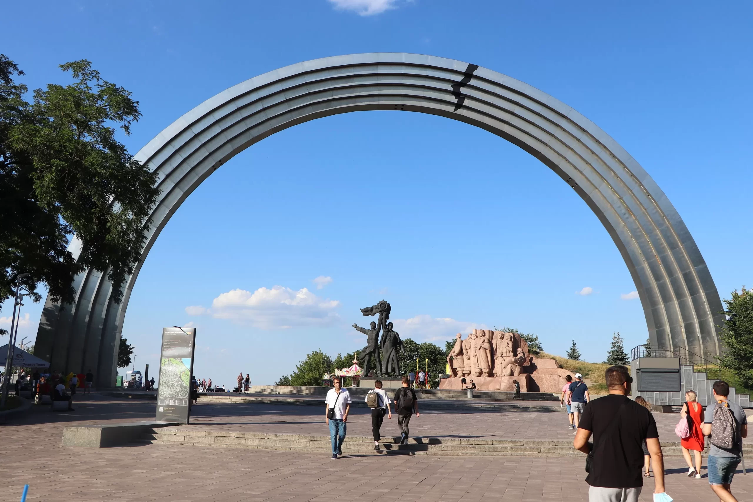 Інститут національної пам’яті радить знести Арку «дружби народів» у Києві: подробиці