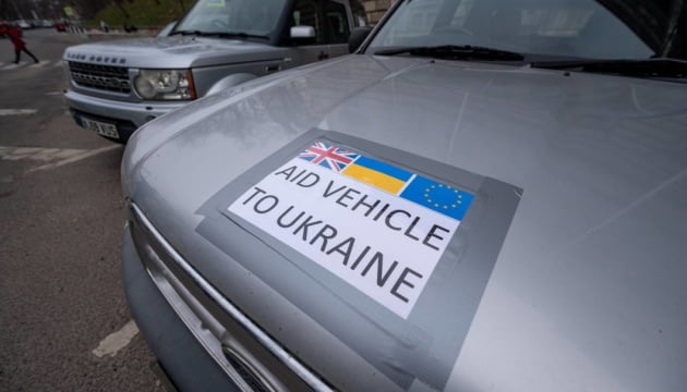 Британські фермери привезли на Львівщину 27 пікапів для ЗСУ