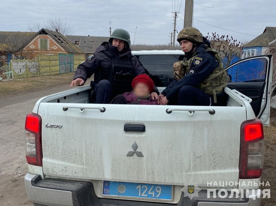 Поліцейські евакуюють людей з прикордоння Сумщини під ворожим вогнем (ВІДЕО)