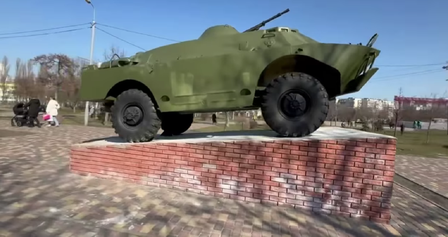 У київському парку демонтують радянський бронетранспортер і передадуть ЗСУ