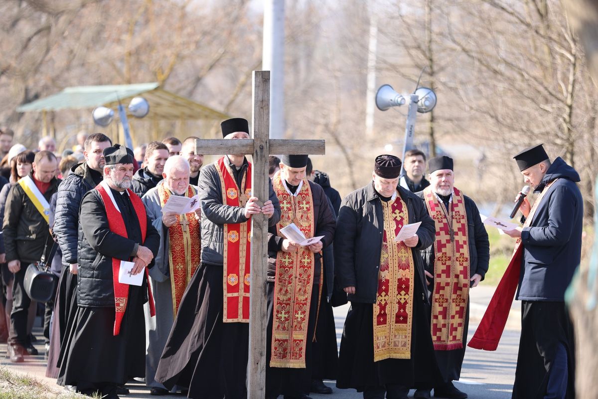 У пам’ять про невинно вбитих жертв війни парафіяни УГКЦ провели Хресну дорогу у Бучі