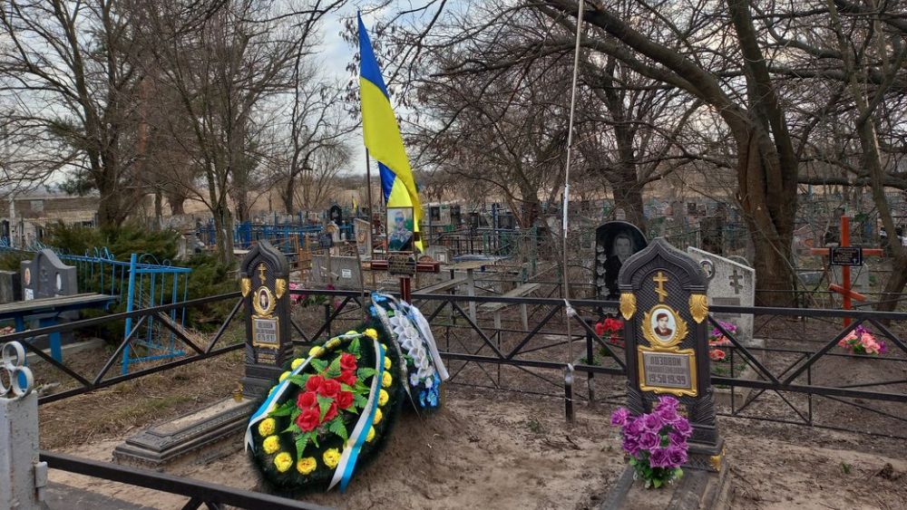 У Дніпрі невідомі вандали нівечать могили військових: поліція шукає свідків та очевидців