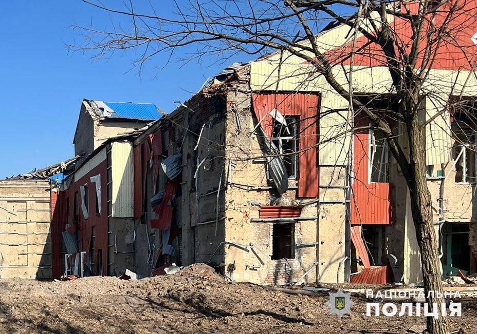 Під ворожим вогнем на Донеччині перебували 10 населених пунктів: загинула жінка, троє мирних жителів поранено