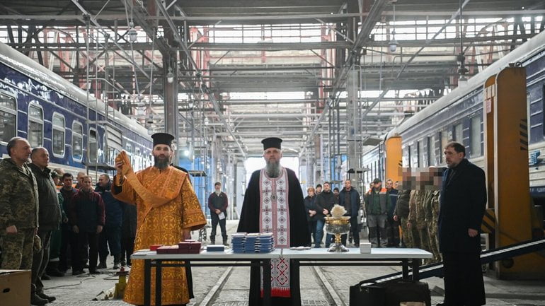 Евакуаційні вагони для поранених воїнів благословив предстоятель ПЦУ