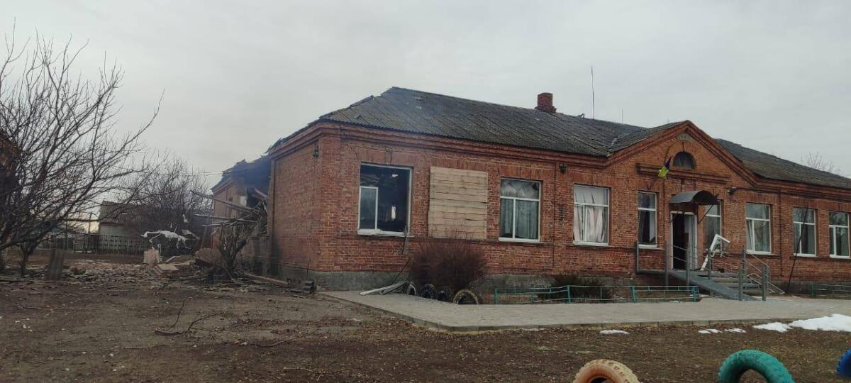 Вранці росіяни знову вдарили по Вовчанську: пошкоджено заклад освіти