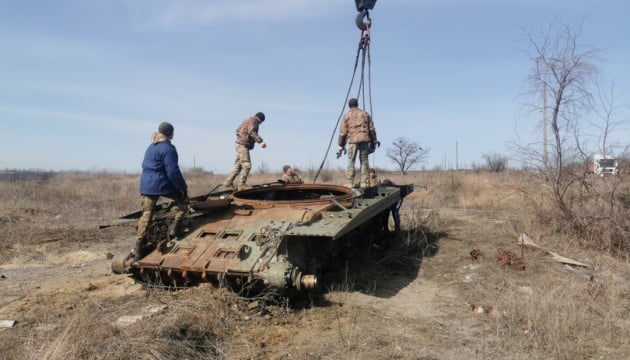 У Харківській області спеціалісти Міноборони збирали брухт військового походження (фото)