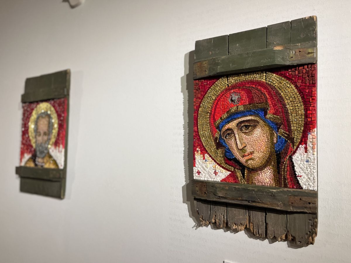У Києві відкрилась виставка унікальних мозаїчних ікон, створених на ящиках з-під боєприпасів