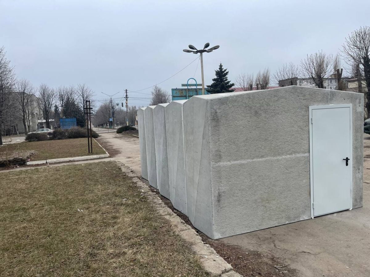 У прифронтовому місті на Донеччині облаштовують бетонні укриття поблизу відділень банку
