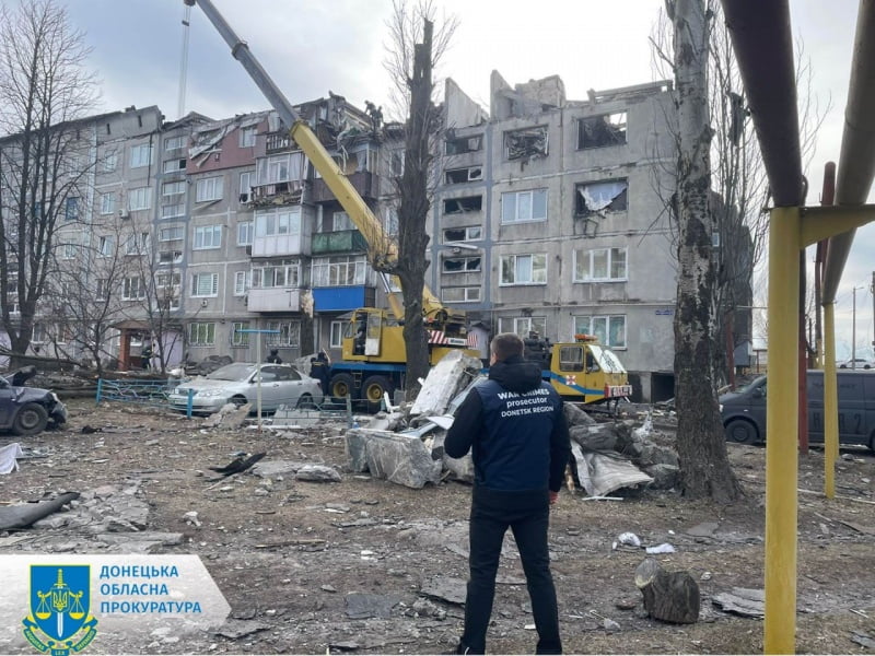Російські окупанти продовжують бити по багатоповерхівках: у Мирнограді на житловий будинок скинули авіабомбу