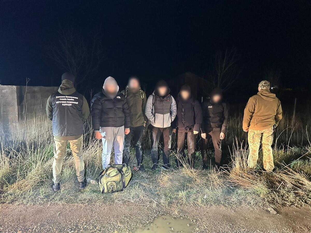 У підніжжі Карпат прикордонники затримали дві піші групи чоловіків