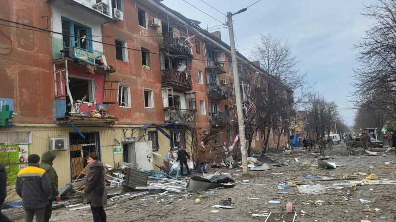 Окупанти скинули керовану авіабомбу на Курахове, відомо про 16 поранених