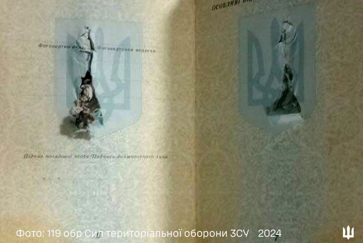 Український паспорт зупинив уламок і врятував життя воїну на передовій (фото)
