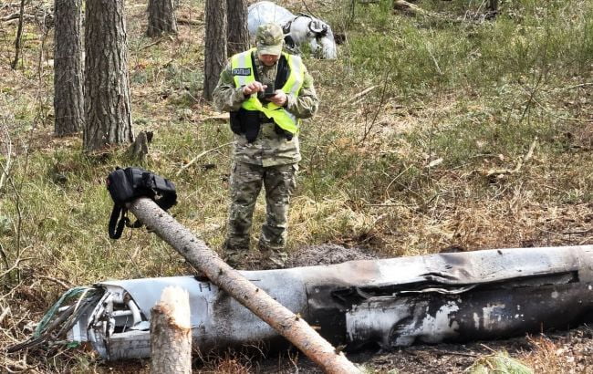 Правоохоронці показали уламки ворожих ракет, які сили ППО ЗСУ на Рівненщині збили під час нічної атаки (фото)