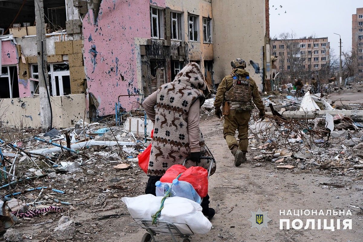 Поліцейські Донеччини під обстрілами доправили гуманітарну допомогу у Вугледар