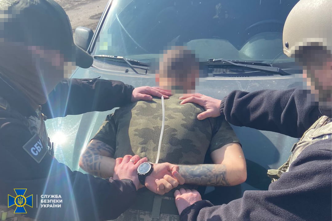 Українські правоохоронці затримали військового, якого завербували російські спецслужби