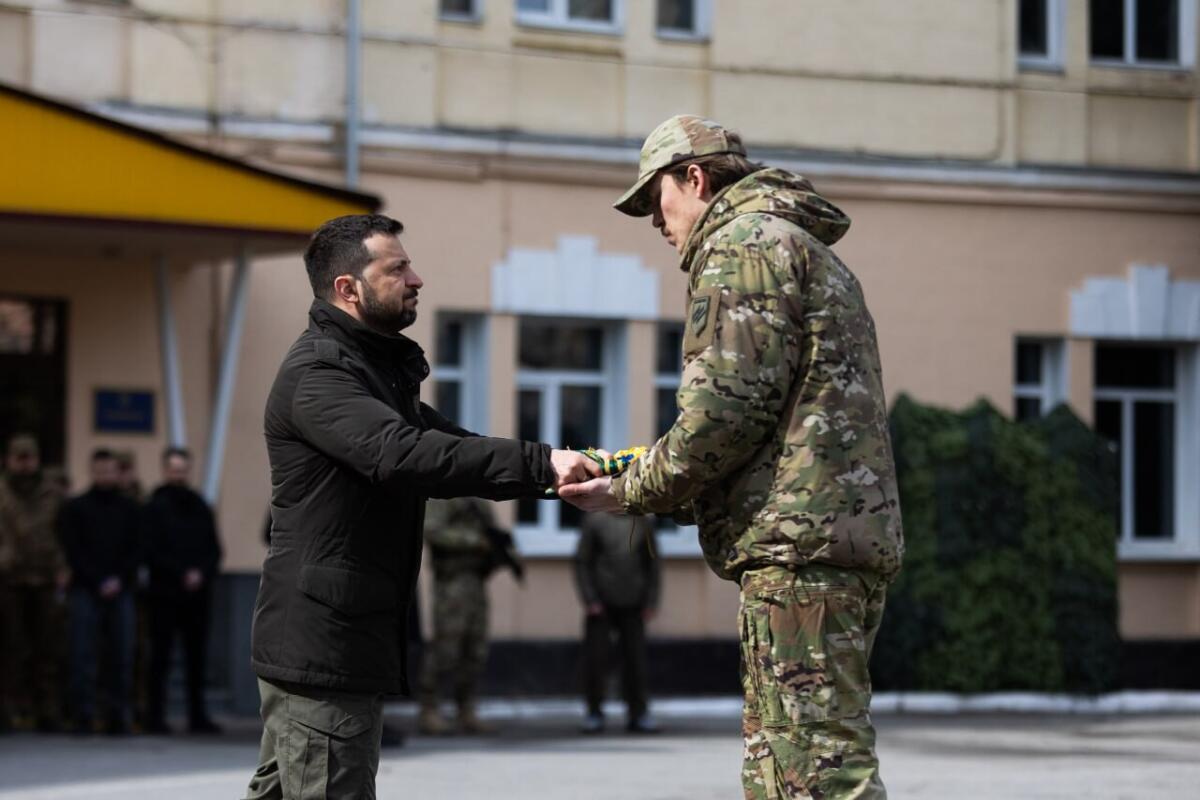 Президент вручив почесну відзнаку спецпризначенцям з бригади «Азов» НГУ