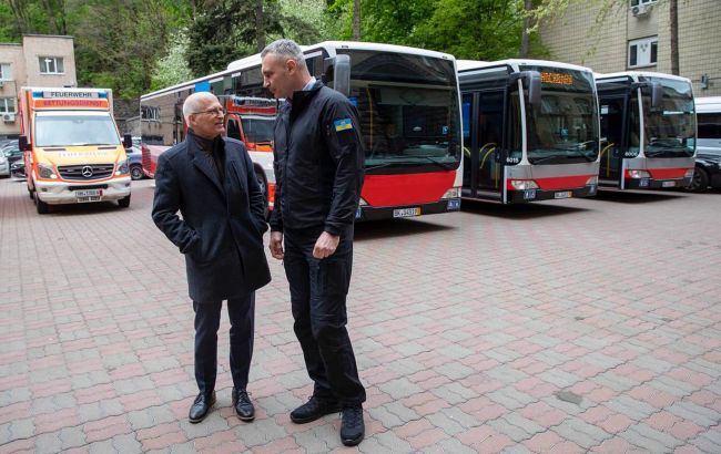 Передав автобуси та «швидкі»: мер Гамбурга відвідав Київ на запрошення Кличка