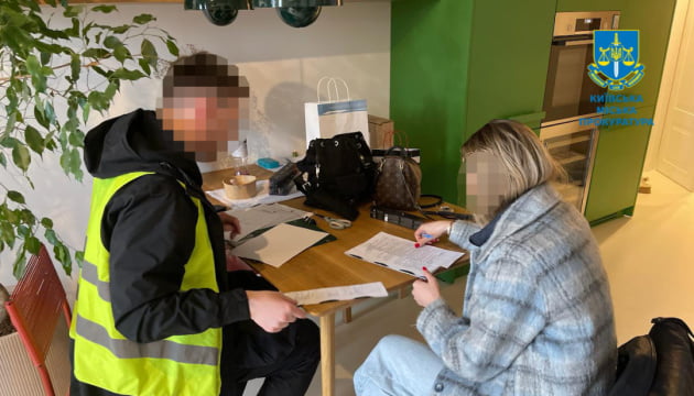 Фіктивний благодійний фонд назбирав 5 млн гривень «для дітей»: трьом членам групи повідомлено про підозру у заволодінні грошима