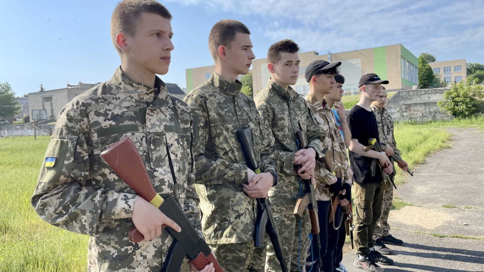 В Україні можуть запровадити початкову військову підготовку учнів до збройного захисту: деталі