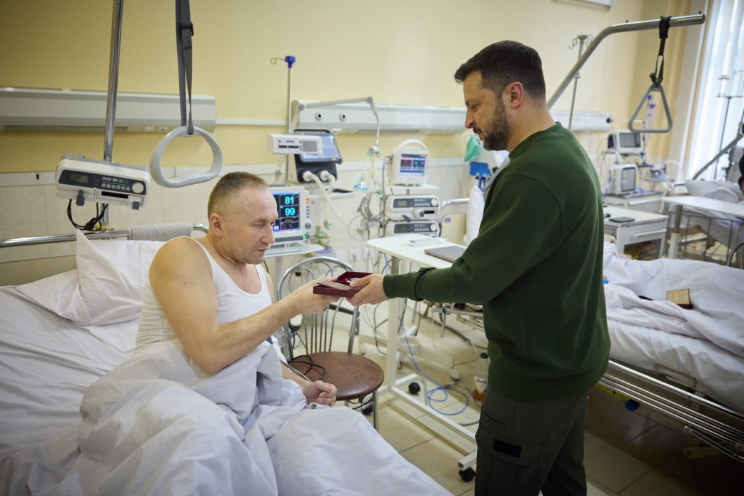 У військовому госпіталі в Чернівцях президент вручив нагороди пораненим захисникам і медикам