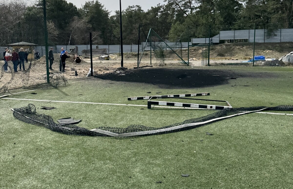 Через ворожий обстріл постраждала тренувальна база футбольного клубу “Дніпро-1” (фото)