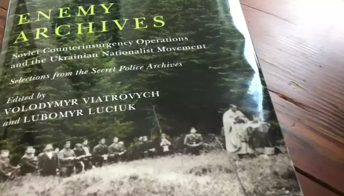 У США зі списку історичних матеріалів 2022 – 2023 років вилучили книгу за редакцією Володимира Вʼятровича