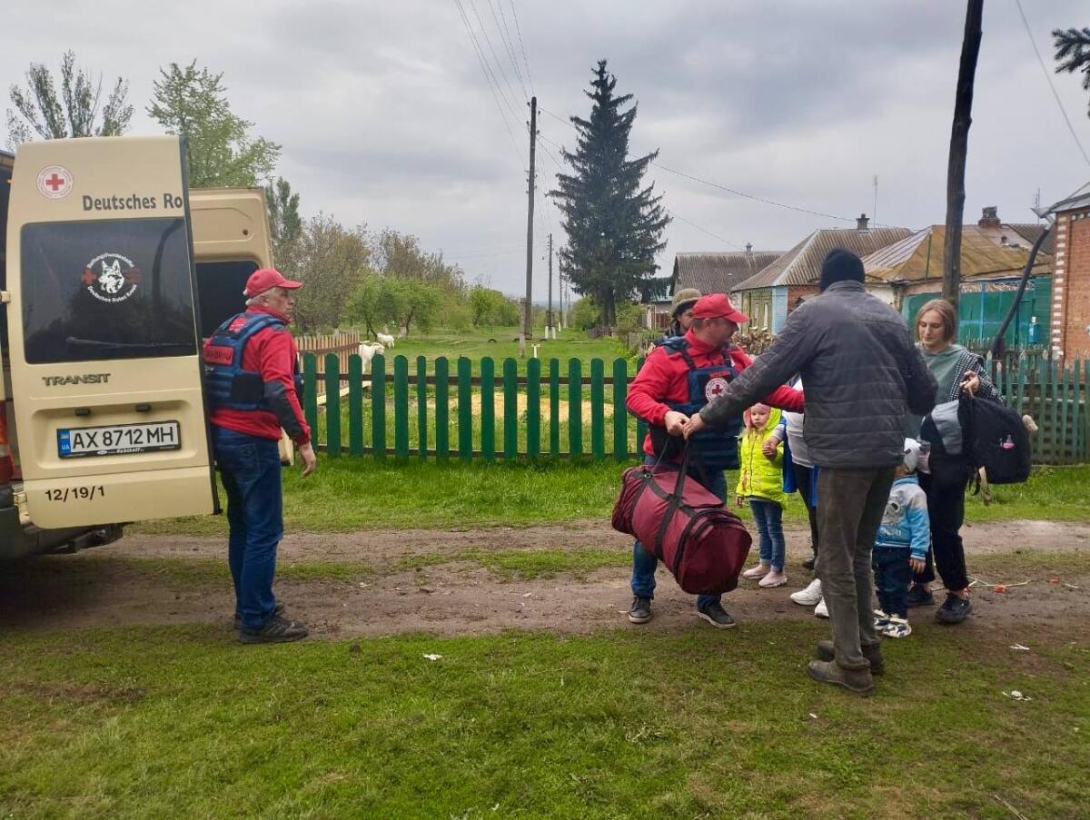 Дев‘ять сімей з дітьми примусово евакуювали з села на Харківщині