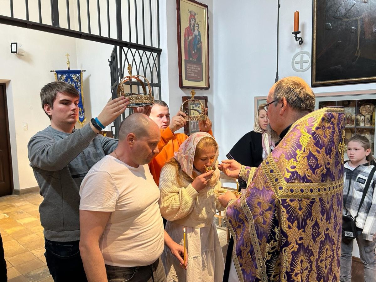 Звільнений з полону боєць з Луганщини після 20 років шлюбу обвінчався з дружиною
