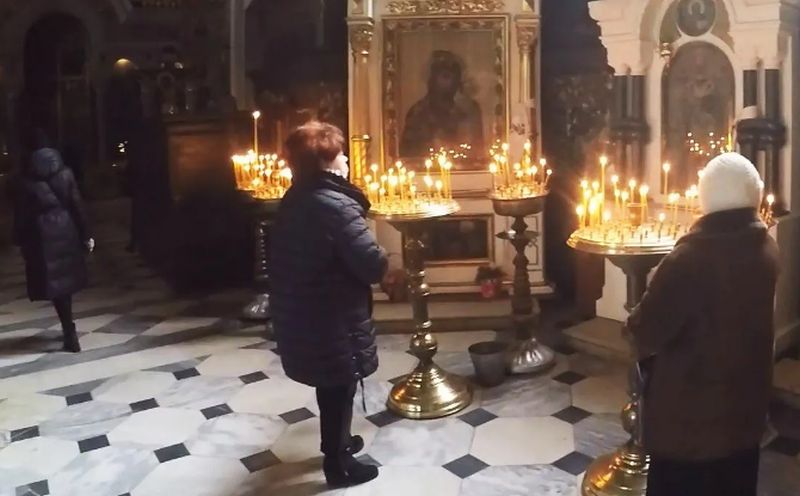 У ПЦУ відповіли, чи може жінка у брюках заходити до церкви