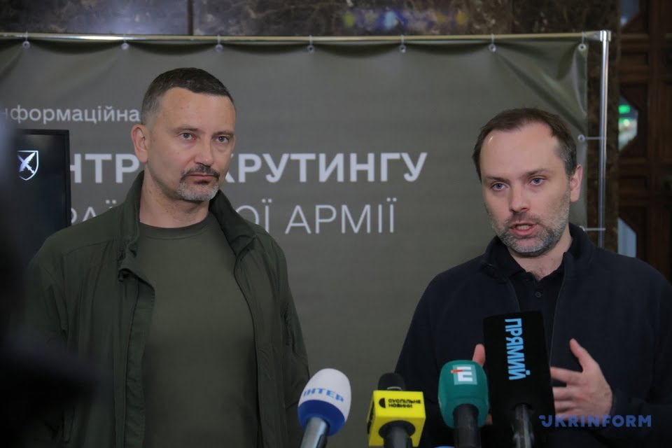 Інформаційний пункт рекрутингу до ЗСУ відкрився на Центральному вокзалі Києва (ФОТО)