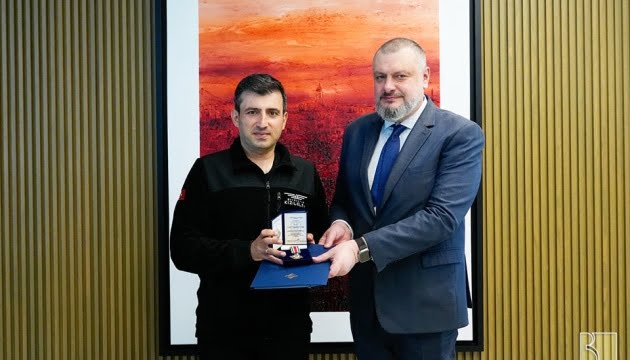 Медаллю РНБО нагородили очільників компанії Baykar