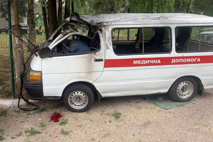 У Дніпропетровській області російські війська скинули вибухівку на автомобіль швидкої допомоги