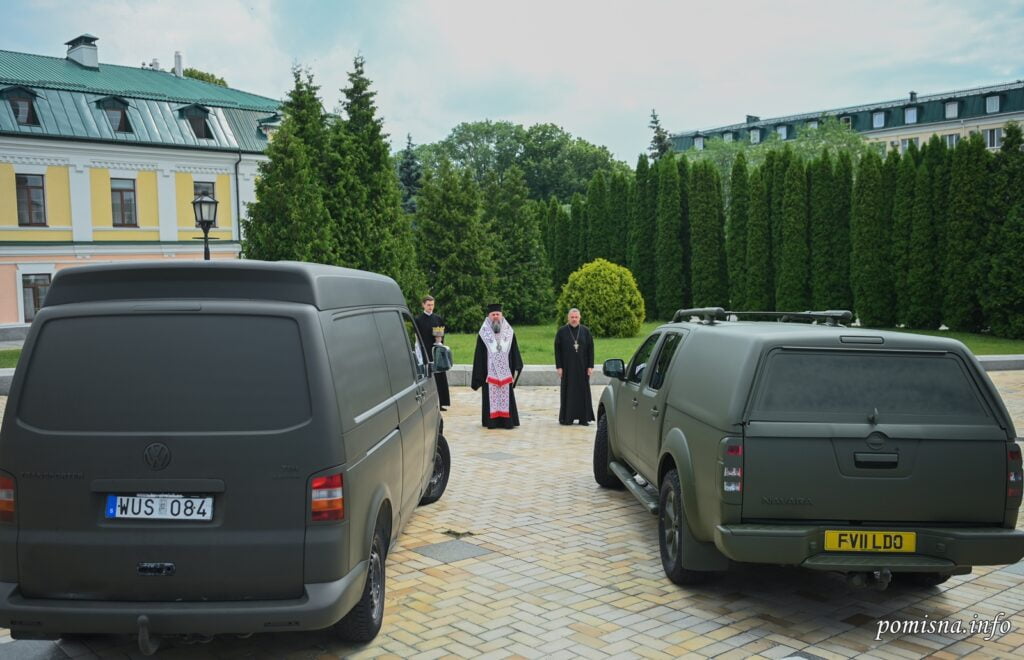 Предстоятель ПЦУ освятив і передав захисникам України кілька автомобілів