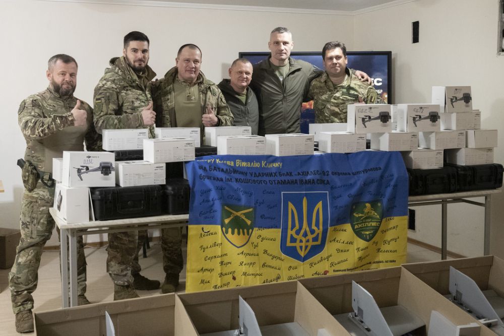 Громада столиці для захисників Вовчанська та Куп’янська передала дрони: відвіз особисто Кличко