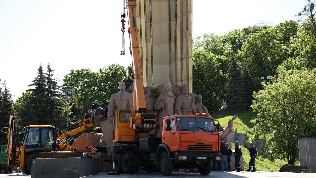 У столиці демонтують монумент під колишньою Аркою дружби народів