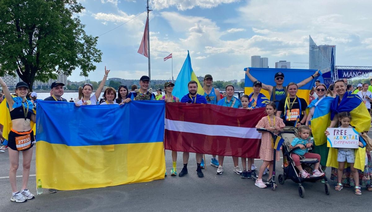 Українці взяли участь у Ризькому марафоні та підтримали збір коштів для ЗСУ