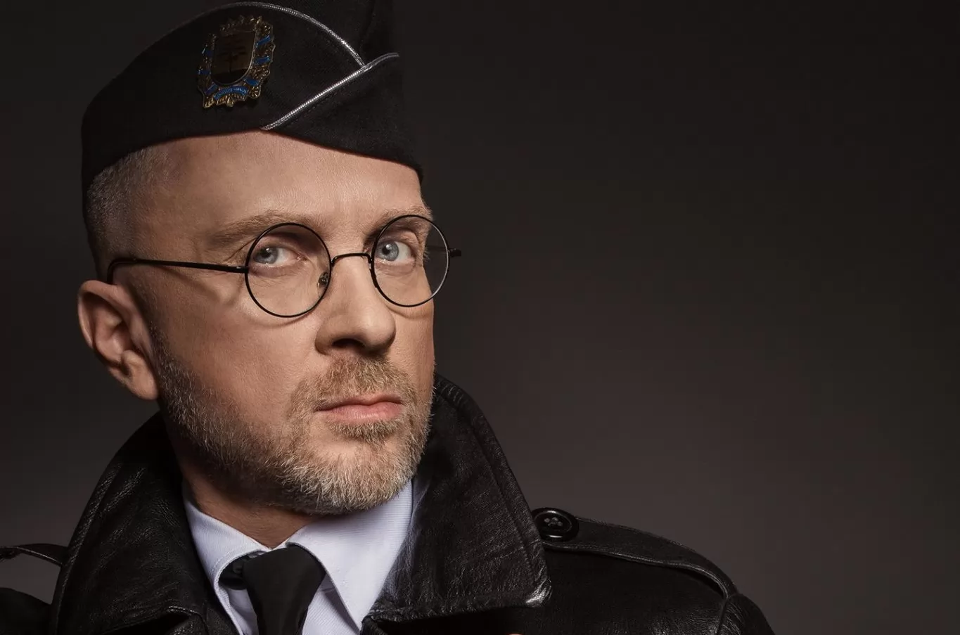 На харківських школярів, які танцювали вальс, накинувся український співак та телеведучий Антін Мухарський 