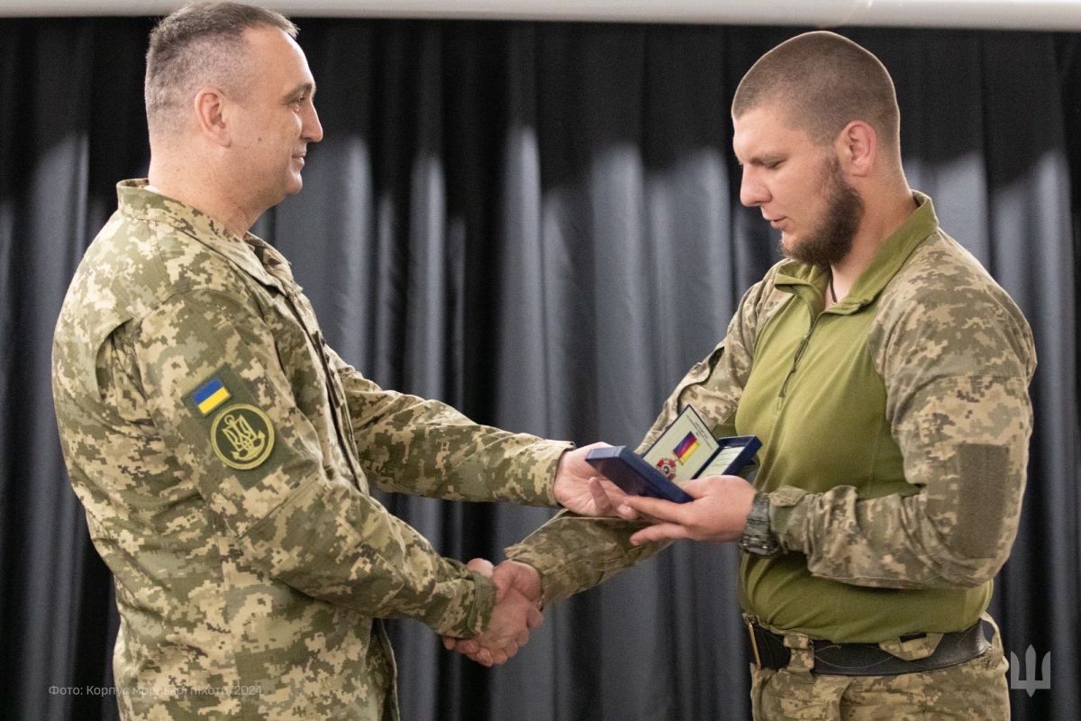 Віце-адмірал Олексій Неїжпапа вручив нагороди морським піхотинцям