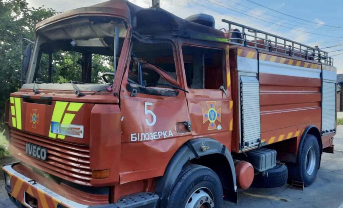 У Херсонській області російські окупанти скинули вибухівку на пожежний автомобіль