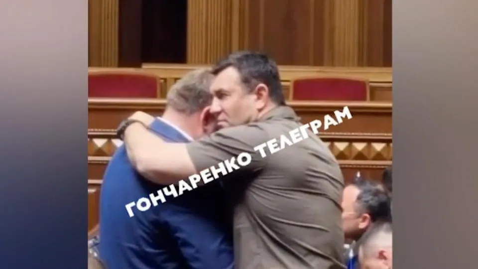 У сесійній залі Верховної Ради Микола Тищенко чуттєво підтримував колегу, якому оголошено підозру