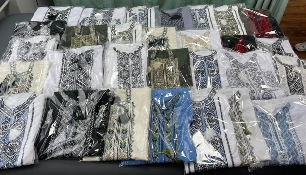 Пораненим військовим вишиванки подарували працівники медичного закладу на Івано-Франківщині