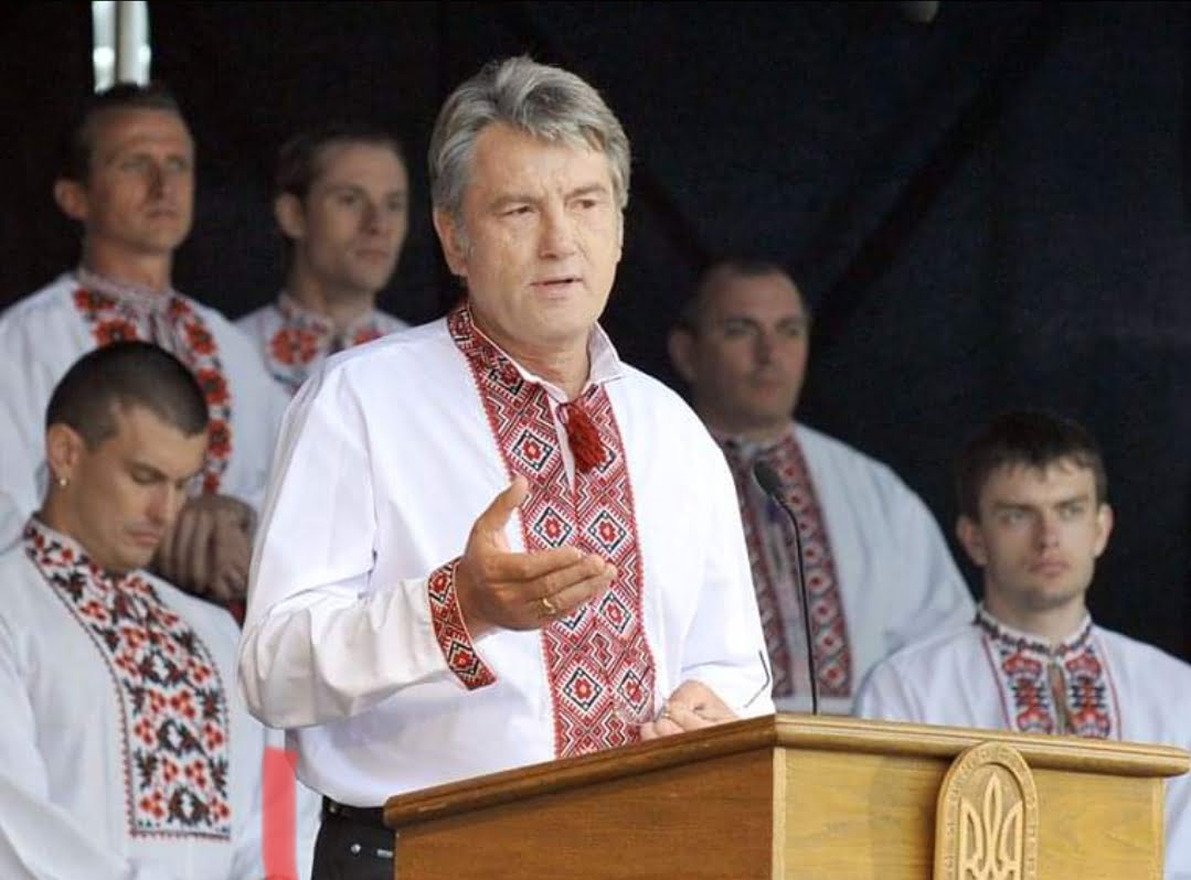 Віктор Ющенко привітав українців з Днем вишиванки