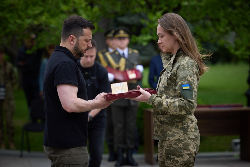 Президент у День піхоти вручив державні нагороди, бойові прапори та почесні відзнаки