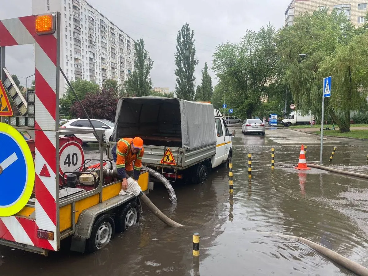 У трьох районах Києва є підтоплення через зливу