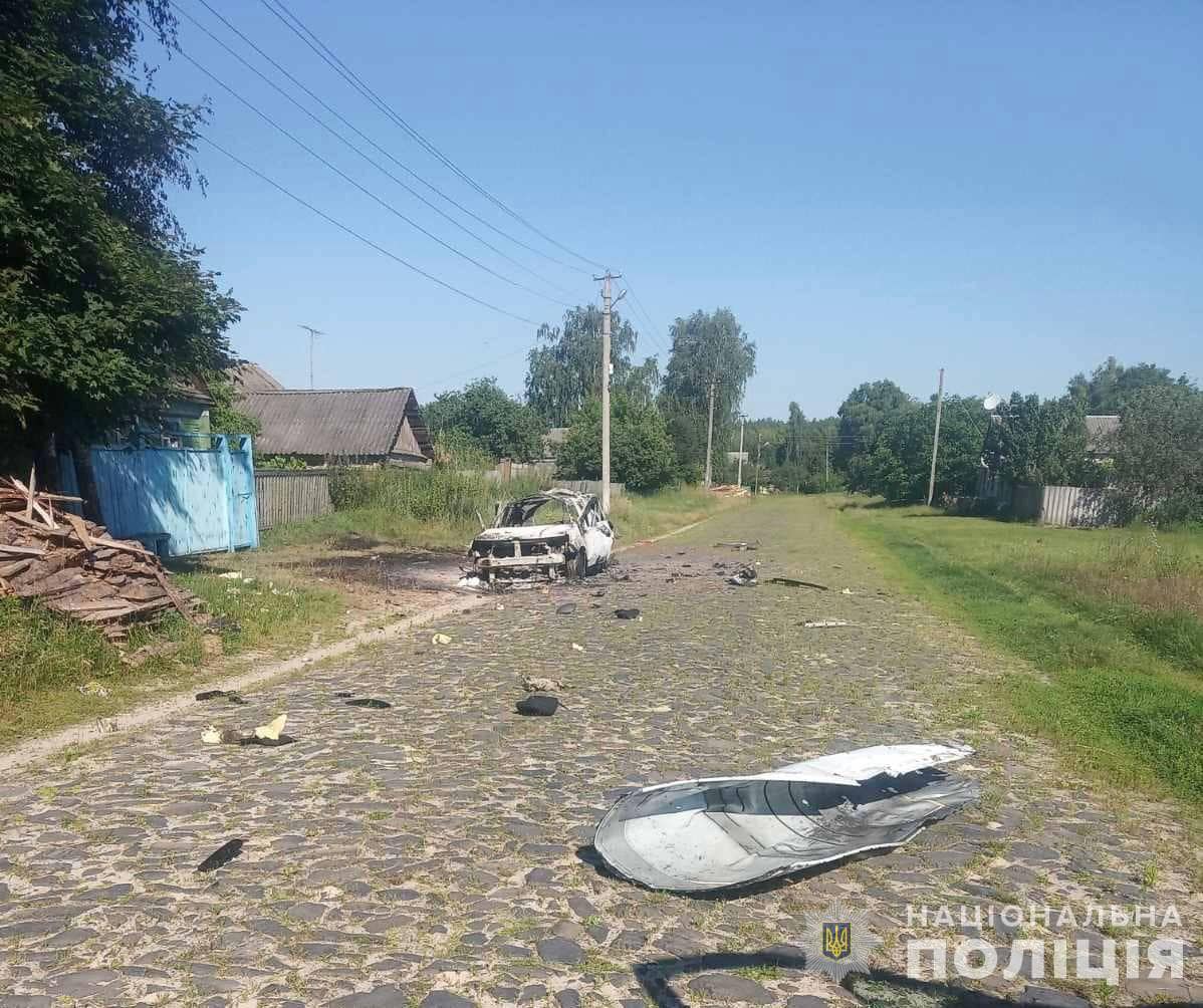 На Сумщині окупанти атакували дроном автомобіль поліцейських (ФОТО)