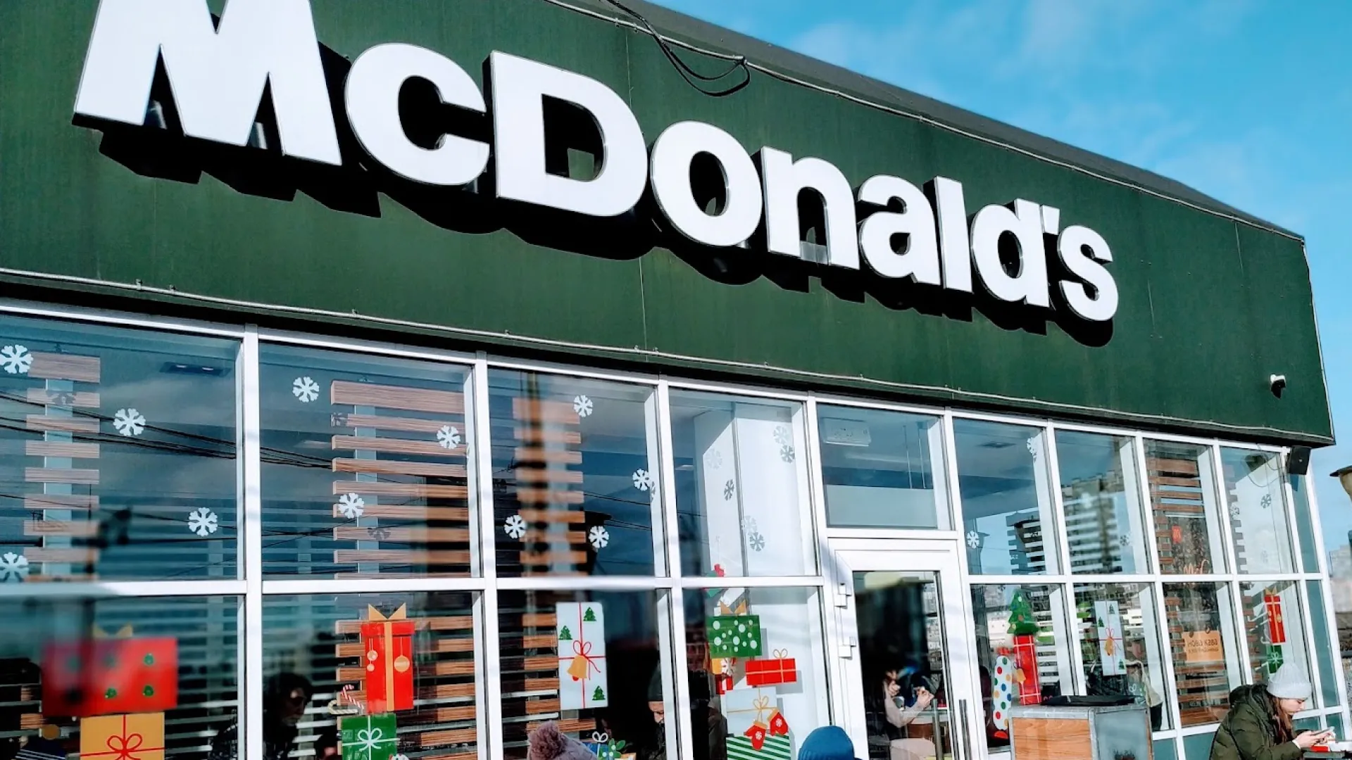 Другий у світі за кількістю відвідувань: у Києві зносять McDonald’s біля Центрального вокзалу (ВІДЕО)