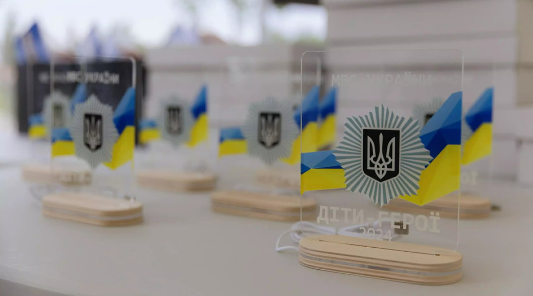 Українські правоохоронці відзначили дітей, які за час війни проявили сміливість